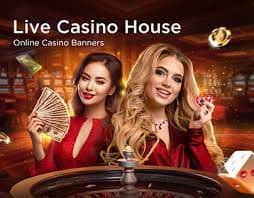 Dealer live kasino sedang memandu permainan dalam tayangan streaming berkualitas tinggi